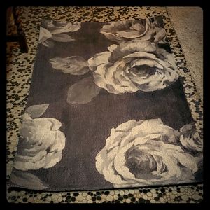 Rose Rug.  Gray & White. 3' x 5'